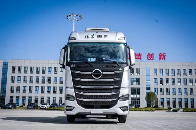 大排量燃气机+自动挡+大容量 体验北京重卡LNG牵引车