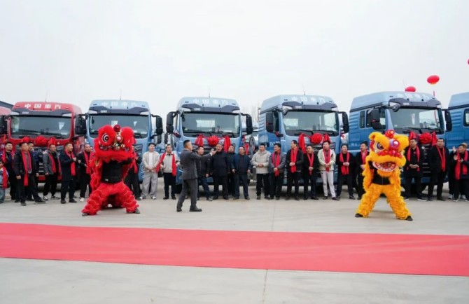 60台中国重汽豪沃TX燃气车盛大交付，领跑2026新征程