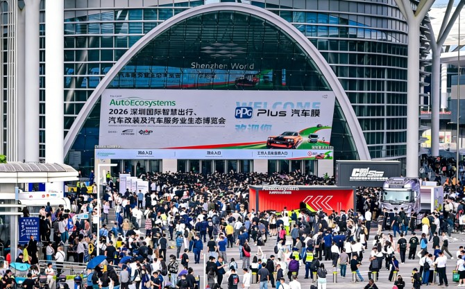 陕汽闪耀深圳商用车展 ！X6000超凡旗舰与顶级超跑同台共鉴高端制造新高度！