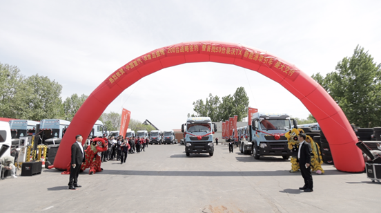 中国重汽200台豪沃TX新能源牵引车战略签约暨首批50台盛大交付